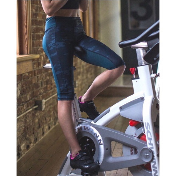 lululemon athletica Pants - Lululemon Clip-in Crop- Oil Slick Blue Camo, Sz 10